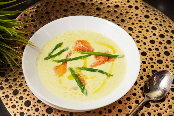 Rezept des Monats Juni: Grüne Spargelsuppe mit Lachs